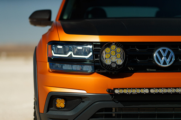 Giống với chiếc Basecamp, xe vẫn được trang bị hệ thống treo H&amp;R, đèn LED trợ sáng, mâm fifteen52, lốp Yokohama và lều, bạt trên nóc xe.