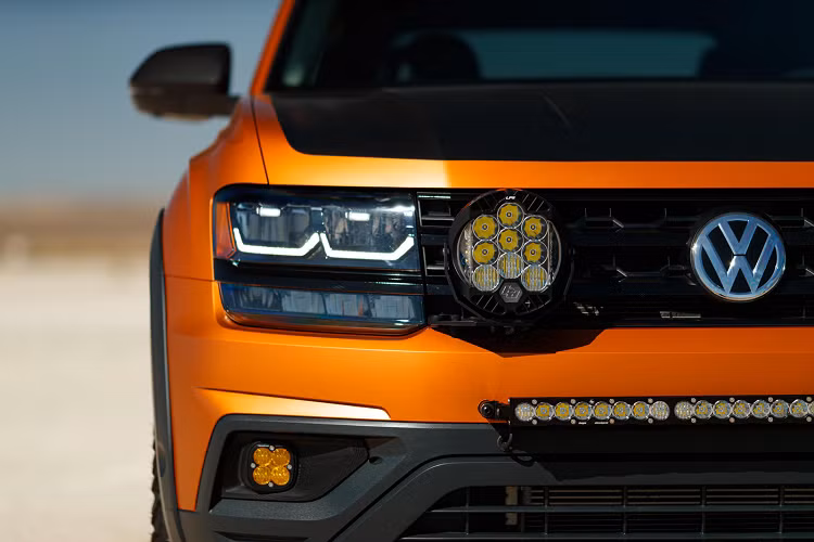 Giống với chiếc Basecamp, xe vẫn được trang bị hệ thống treo H&amp;R, đèn LED trợ sáng, mâm fifteen52, lốp Yokohama và lều, bạt trên nóc xe.