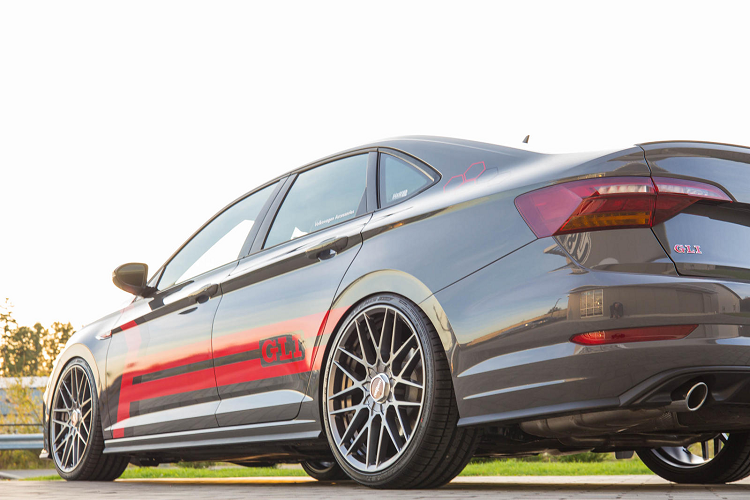 Bên dưới nắp ca-pô, xe được trang bị động cơ 4 xylanh dung tích 2.0 lít tăng áp, sản sinh công suất cực đại 228 mã lực, đi kèm hộp số sàn 6 cấp.