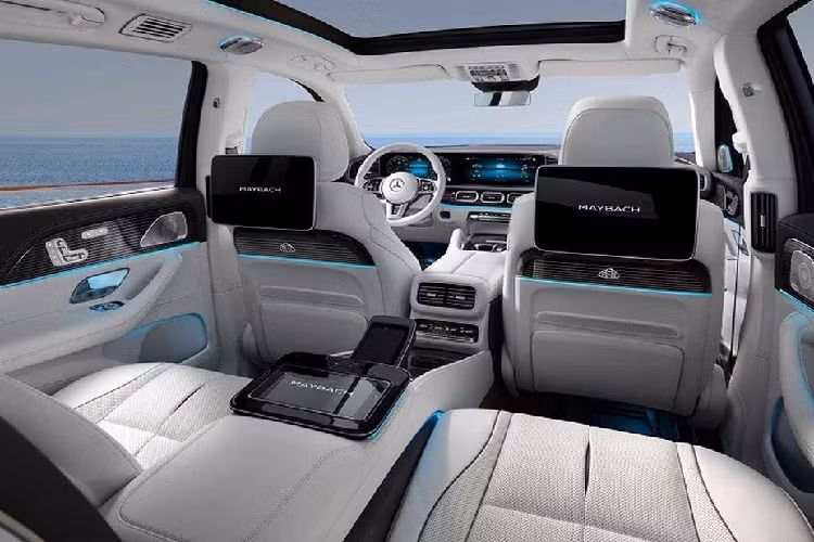 Thay vì 3 hàng ghế như GLS tiêu chuẩn, Mercedes-Maybach GLS 600 4MATIC sẽ chỉ còn 2 hàng ghế nhằm tối đa hóa sự tiện nghi cho không gian người ngồi sau với 2 ghế tách biệt hạng thương gia.