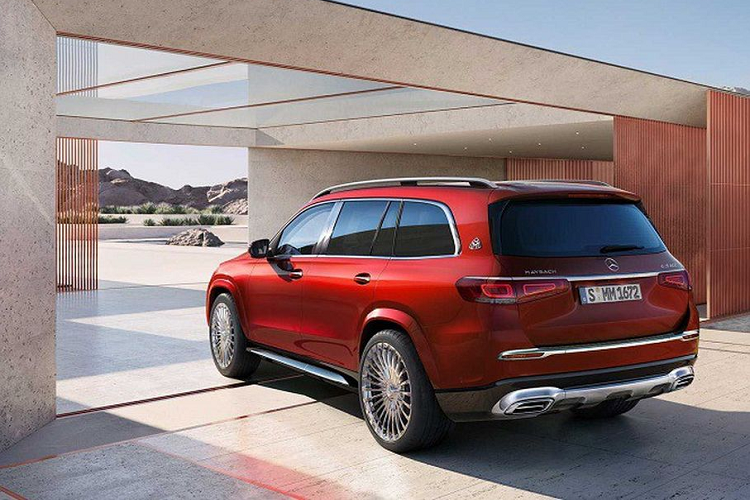 Bộ bàn gấp và tủ lạnh với kệ để ly champagne sẽ là tùy chọn của xe. Ngoài ra, Mercedes-Maybach GLS 600 4MATIC cũng có hương thơm nước hoa đặc biệt chưa từng xuất hiện.