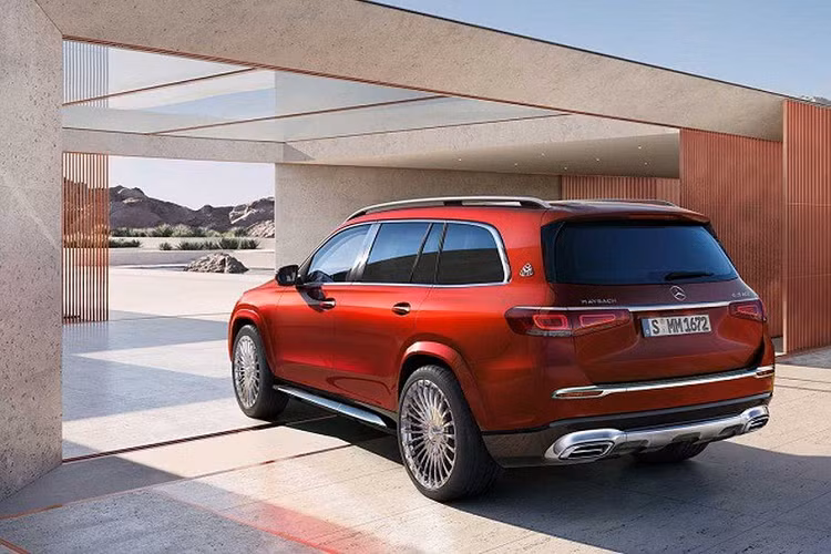 Bộ bàn gấp và tủ lạnh với kệ để ly champagne sẽ là tùy chọn của xe. Ngoài ra, Mercedes-Maybach GLS 600 4MATIC cũng có hương thơm nước hoa đặc biệt chưa từng xuất hiện.