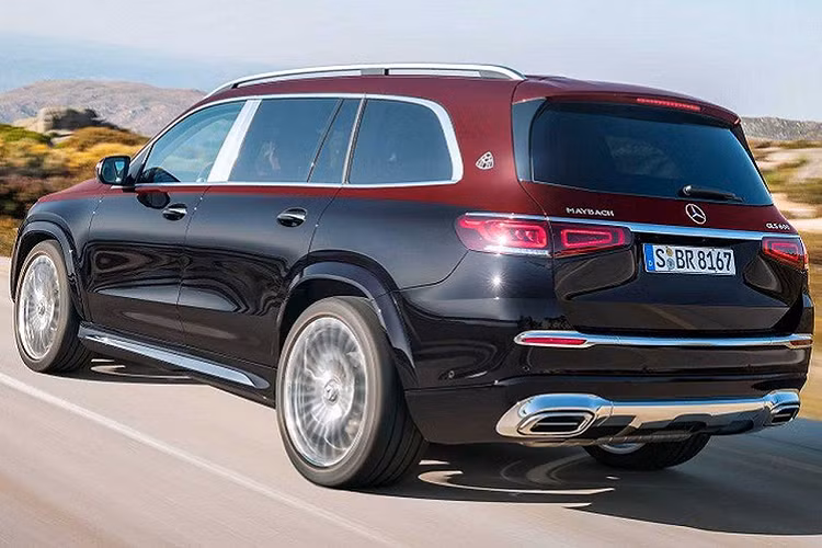 Viền cửa sổ và nhiều chi tiết ở hông xe được mạ chrome cứng cáp, trong khi bộ mâm đa chấu có kích thước tiêu chuẩn 22 inch và tùy chọn 23 inch, cùng với đó là ống xả cắt đôi theo chiều ngang mới lạ.