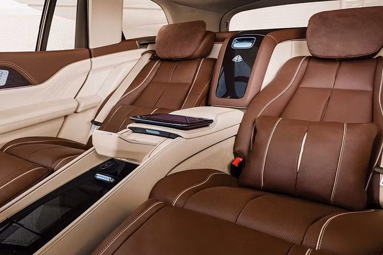 Nội thất xe được bọc da Nappa cao cấp, cùng với đó là cửa sổ trời toàn cảnh panorama. Các ghế trên xe đều có khả năng tự động sưởi ấm, chức năng massage và hệ thống điều hoà tự động đa vùng độc lập.