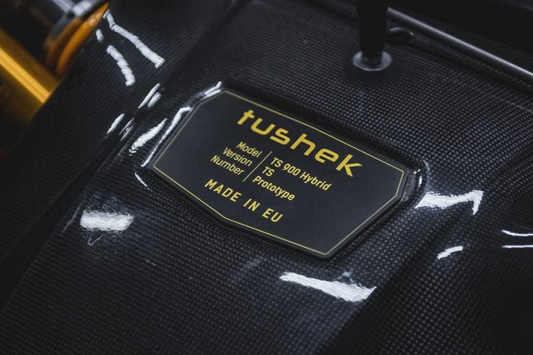 Nó cũng có một mái mui cứng có thể tháo rời – cho phép người lái có thể có những trải nghiệm mới lạ. Ngoài ra, chiếc xe cũng được trang bị cửa cắt kéo quen thuộc thường gặp trên các mẫu siêu xe nổi tiếng.