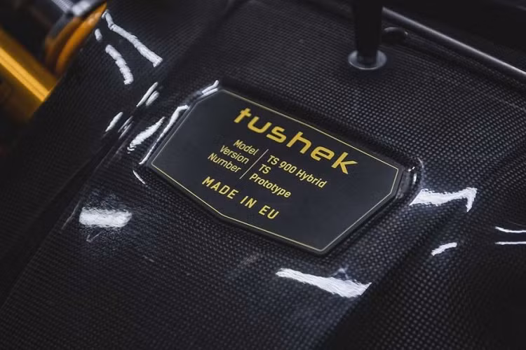 Nó cũng có một mái mui cứng có thể tháo rời – cho phép người lái có thể có những trải nghiệm mới lạ. Ngoài ra, chiếc xe cũng được trang bị cửa cắt kéo quen thuộc thường gặp trên các mẫu siêu xe nổi tiếng.