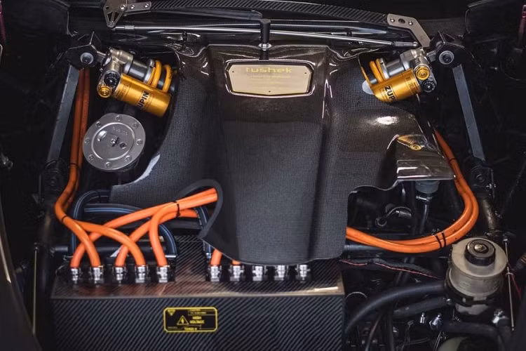 “Đội Tushek rất vui mừng được trở lại tại Salon Privé,” người sáng lập Tushek và tay đua người Slovenia, Aljosa Tushek, lưu ý. 