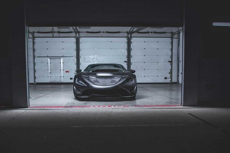 Với động cơ V8 kết hợp, chiếc Tushek TS 900 mới này có thể tăng tốc từ 0-100km/h chỉ trong vòng 2,5 giây. Ngoài ra, chiếc xe có thể đạt tốc độ tối đa lên tới 380km/h, tức là gần với tốc độ của ông hoàng Bugatti.