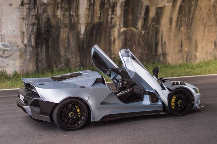 Để có thể duy trì được tốc độ cao trong thời gian nhất định cũng như bảo đảm các tiêu chuẩn vận hành an toàn, chiếc xe được trang bị lốp Pirelli Trofeo Series R (trước 235/35, sau 305/30) và phanh Brembo lớn.