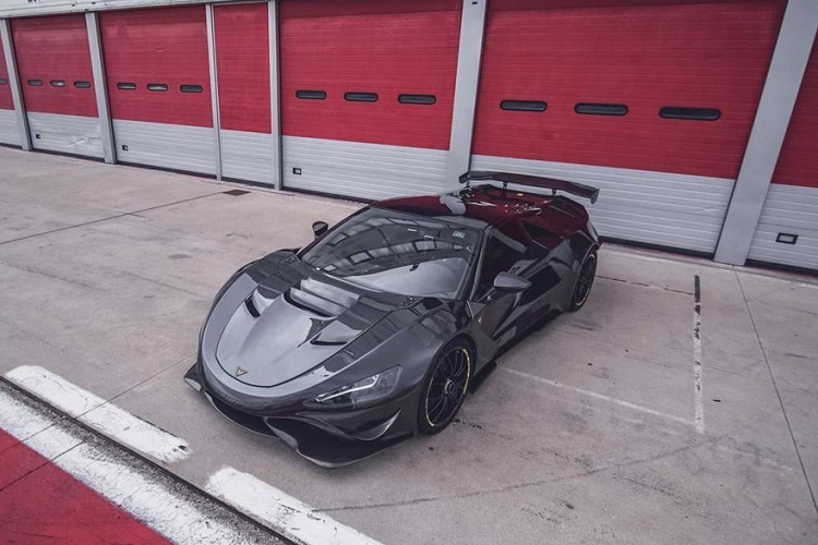 Và nhờ khung gầm không gian mạ chrome và thân bằng sợi carbon, trọng lượng của TS 900 chỉ rơi vào khoảng 1410kg. So với Acura NSX hybrid, chiếc xe nhẹ hơn khoảng 370kg.