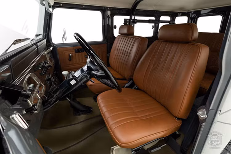 Các tính năng như kiểm soát lực kéo điện tử và phanh chống bó cứng là trang bị tiêu chuẩn.