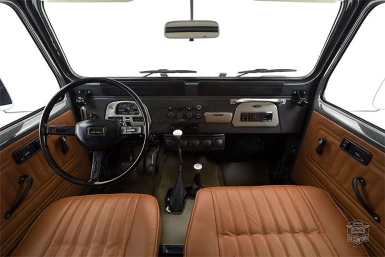 Về ngoại thất, người mua có thể tự chọn màu sơn theo mong muốn, mui cứng hoặc mui mềm. Các chi tiết được gia công chính xác bằng CNC, đáp ứng tiêu chuẩn cao nhất.