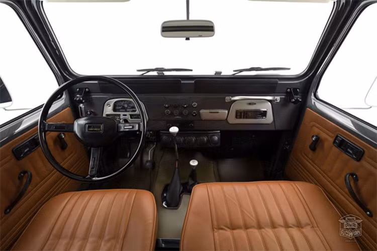 Về ngoại thất, người mua có thể tự chọn màu sơn theo mong muốn, mui cứng hoặc mui mềm. Các chi tiết được gia công chính xác bằng CNC, đáp ứng tiêu chuẩn cao nhất.