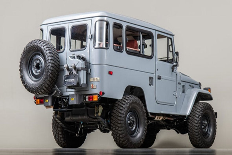 Mỗi năm, FJ Company chỉ sản xuất 30 chiếc G40, cần 6 tháng để hoàn thiện xe. Hiện tại, danh sách chờ đã dài tới 18 tháng nên không phải khách hàng nhiều tiền nào cũng mua xe Toyota Land Cruiser ngay được.