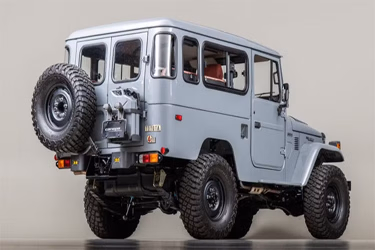 Mỗi năm, FJ Company chỉ sản xuất 30 chiếc G40, cần 6 tháng để hoàn thiện xe. Hiện tại, danh sách chờ đã dài tới 18 tháng nên không phải khách hàng nhiều tiền nào cũng mua xe Toyota Land Cruiser ngay được.