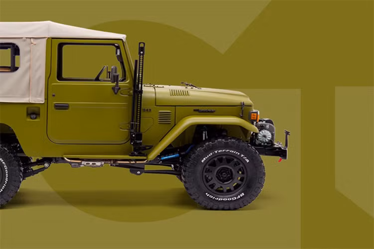 G40 có nội thất đặt riêng bằng chất liệu da cao cấp khâu thủ công. Xe có hệ thống sưởi, điều hòa nhiệt độ và cụm đồng hồ số hiện đại. Tất nhiên, người mua có thể đặt thêm nhiều thứ, chẳng hạn nâng cấp hệ thống âm thanh, kết nối bằng Bluetooth.