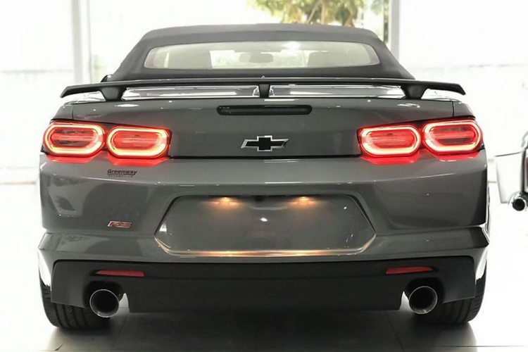 Xe đi kèm mui mềm màu đen đóng hoặc mở mui hơn 15 giây.Ngoại thất của chiếc xe thể thao Chevrolet Camaro RS mui trần đời 2019 đầu tiên tại Việt Nam sơn màu xám lông chuột. Xe sử dụng mui xếp mềm và mất khoảng thời gian hơn 15 giây để đóng hoặc mở mui.
