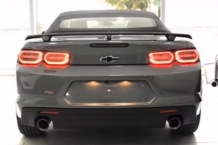 Xe đi kèm mui mềm màu đen đóng hoặc mở mui hơn 15 giây.Ngoại thất của chiếc xe thể thao Chevrolet Camaro RS mui trần đời 2019 đầu tiên tại Việt Nam sơn màu xám lông chuột. Xe sử dụng mui xếp mềm và mất khoảng thời gian hơn 15 giây để đóng hoặc mở mui.