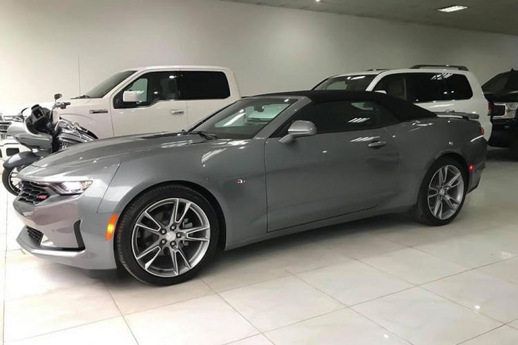 Chevrolet Camaro RS Convertible 2019 nhìn từ phía sau xe với đèn hậu Oval dạng LED đẹp mắt. Chevrolet Camaro RS mui trần đời 2019 đầu tiên tại Việt Nam có ngoại thất màu xám lông chuột