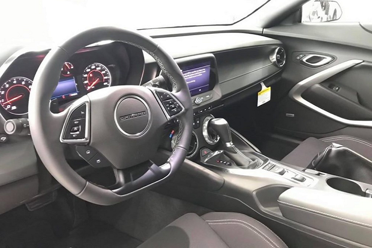 Chủ nhân của chiếc xe thể thao Chevrolet Camaro RS Convertible 2019 đầu tiên ở Việt Nam. Chiếc Chevrolet Camaro RS Convertible 2019 đầu tiên tại Việt Nam đã được một "soái ca" ở Quảng Ninh mua tặng cho vợ