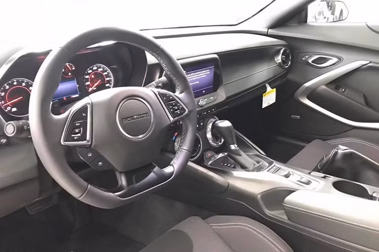 Chủ nhân của chiếc xe thể thao Chevrolet Camaro RS Convertible 2019 đầu tiên ở Việt Nam. Chiếc Chevrolet Camaro RS Convertible 2019 đầu tiên tại Việt Nam đã được một "soái ca" ở Quảng Ninh mua tặng cho vợ