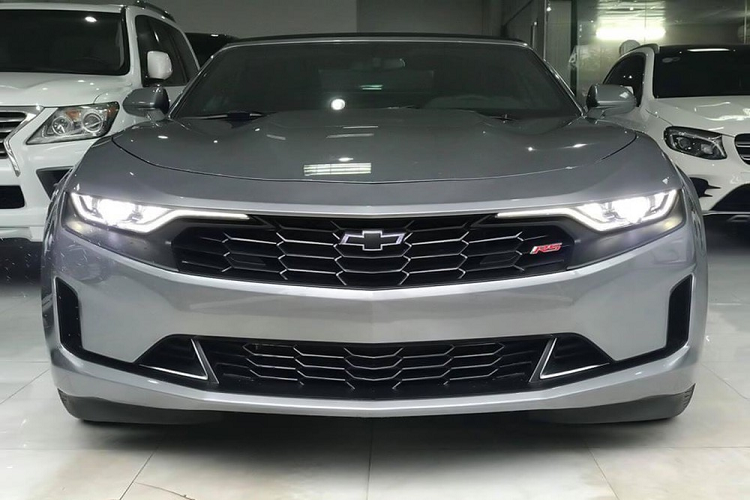 Hiện có không ít người ghen tỵ với chủ nhân chiếc xe thể thao Chevrolet Camaro RS mui trần đời 2019 đầu tiên tại Việt Nam cũng như ngưỡng mộ sự chịu chơi và thương vợ của "soái ca" Quảng Ninh. Được biết, giá xe Chevrolet Camaro RS Convertible 2019 này hơn 3 tỷ đồng.