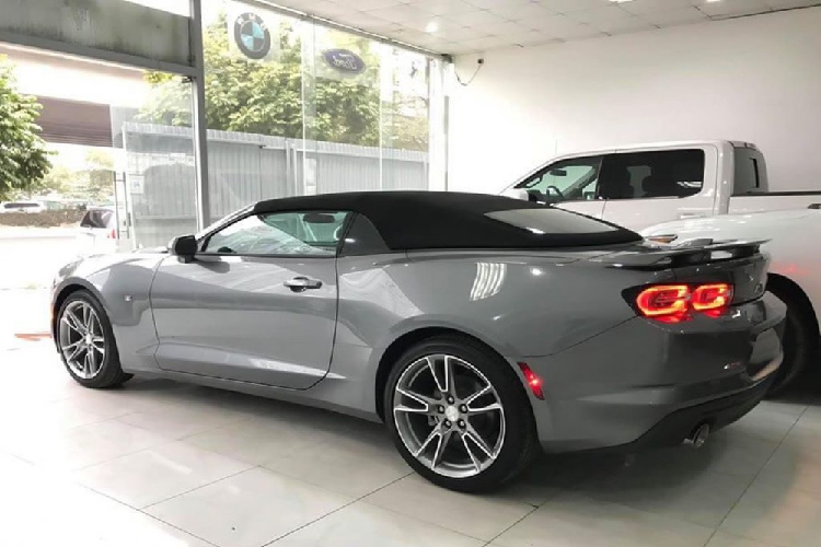 Nhìn ở bên ngoài của Chevrolet Camaro RS mui trần đời 2019 đã thấy ngay sự hầm hố với đèn pha Full LED thiết kế sắc sảo, lưới tản nhiệt và hốc gió cá tính hơn so với bản cũ. Phía đuôi xe có sự nâng cấp ở đèn hậu LED hình Oval mang đến cái nhìn mới lạ.