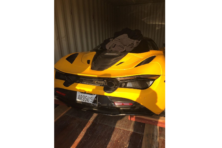 Thông tin về chiếc siêu xe Mclaren 720S Spider này từng được công bố cách đây không lâu bởi một doanh nhân chuyên nhập xe Mỹ tại TP HCM. Chiếc Mclaren 720S mui trần thứ hai cập bến Việt Nam trong năm nay sở hữu màu sơn vàng ánh kim (Volcano Yellow) vô cùng bắt mắt.