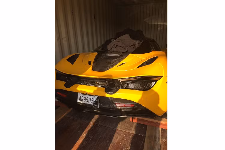 Thông tin về chiếc siêu xe Mclaren 720S Spider này từng được công bố cách đây không lâu bởi một doanh nhân chuyên nhập xe Mỹ tại TP HCM. Chiếc Mclaren 720S mui trần thứ hai cập bến Việt Nam trong năm nay sở hữu màu sơn vàng ánh kim (Volcano Yellow) vô cùng bắt mắt.
