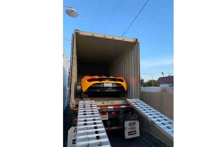 Ở phiên bản mui trần này, Mclaren đã lần đầu tiên sử dụng phần mui xếp một mảnh, vì thế hãng có thể biến phần mui này thành kính và trang bị cho nó nhiều công nghệ hơn. Theo Mclaren, khi đóng mở mui, âm thanh phát ra từ các mô-tơ điện gần như là không có, khác với tiếng động ồn ào của những chiếc xe mui trần trước đây.