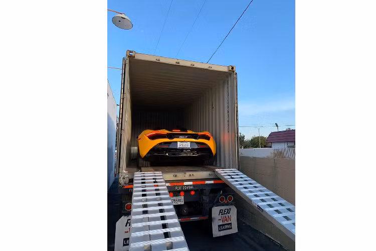 Ở phiên bản mui trần này, Mclaren đã lần đầu tiên sử dụng phần mui xếp một mảnh, vì thế hãng có thể biến phần mui này thành kính và trang bị cho nó nhiều công nghệ hơn. Theo Mclaren, khi đóng mở mui, âm thanh phát ra từ các mô-tơ điện gần như là không có, khác với tiếng động ồn ào của những chiếc xe mui trần trước đây.