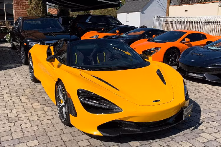 Bên trong, nội thất của chiếc Mclaren 720S Spider được bọc da lộn Alcantara màu đen. Những đường chỉ khâu tương phản ở ghế, bảng điều khiển trung tâm được sử dụng màu vàng, đồng màu với những chi tiết chạy dọc lưng ghế, màn hình giả trí và trên bảng táp-lô của xe.