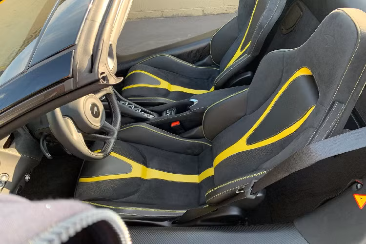 Chiếc xe thể thao mui trần này có thời gian tăng tốc 0-100 km/h chỉ trong 2,9 giây, 720S Spider mất 7,9 giây để đạt vận tốc 200 km/h, chậm hơn 0,1 giây so với bản Coupe. Khi đóng mui, chiếc xe vẫn có thể đạt vận tốc tối đa 341 km/h như bản Coupe, trong khi mở mui, chiếc xe có thể chạy tối đa 325 km/h.