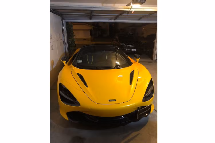 Xe cũng được trang bị ba chế độ lái là Comfort, Sport và Race như những chiếc Mclaren trước đây của hãng. Tại thị trường Mỹ, giá xe Mclaren 720S Spider có giá bản khởi điểm ở mức 315.000 USD. Khi về Việt Nam, mức giá của nó sẽ đội lên khoảng hơn 27 tỷ đồng.