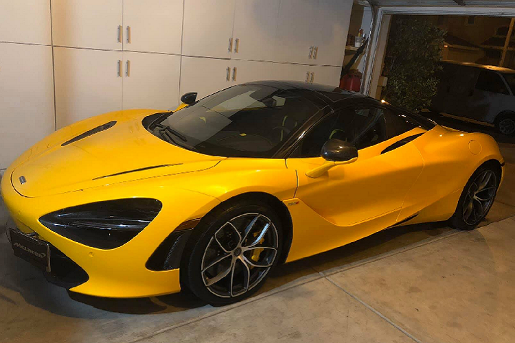 Mclaren 720S mui trần mới này sở hữu màu sơn vàng độc đáo, bên ngoài ngoại thất của xe là nhiều chi tiết được ốp sợi carbon như hốc đèn trước, tấm chia gió, ốp gương, khuếch tán sau, nắp động cơ. Xe sử dụng bộ mâm mười chấu trọng lượng nhẹ, kích thước 19 inch. Bộ mâm này được sơn đen mờ và hoàn thiện bằng phương pháp phay kim cương bề mặt.