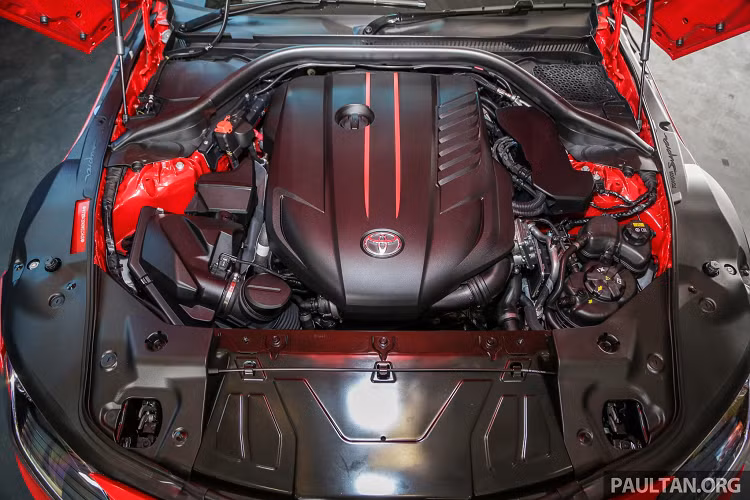 Sức mạnh hơn 300 ngựa được truyền xuống cầu sau (RWD) thông qua hộp số tự động 8 cấp được cung cấp bởi ZF. Nhờ đó, Supra mới có thể tăng tốc từ 0 – 100 km/ h chỉ trong 4,3 giây trước khi đạt tốc độ tối đa được giới hạn điện tử ở mức 250 km/ h.