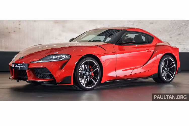 Xe sử dụng phanh Brembo 4 piston + đĩa 348mm ở trục trước và piston đơn + đĩa 345mm ở trục sau. Về trang bị tiêu chuẩn, Supra được trang bị bộ mâm hai chấu kép 19 inch với thông số lốp trước và sau lần lượt: 255/35 và 275/35 đi cùng với bộ lốp Michelin Pilot Super Sport.