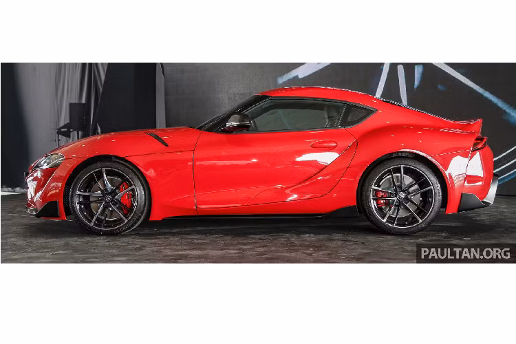 Là một mẫu xe thể thao được phát triển dựa trên tinh thần và những điểm mạnh của đàn anh A80 ‘’một thời vang bóng’’. Động cơ đặt trước, dẫn động cầu sau – Toyota Supra 2020 mới sở hữu tỷ lệ phân bổ trọng lượng giữa hai trục 50:50. Hệ thống treo biến thiên thích ứng (AVS), vi sai chống trượt điện tử ở cầu sau.