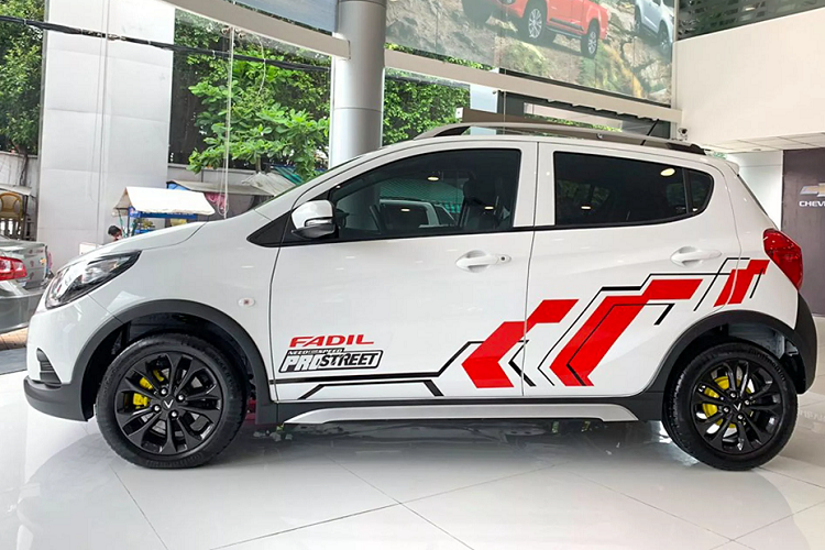 Cụ thể, chiếc xe Vinfast Fadil độ ‘’Need for Speed: ProStreet’’ được nâng cấp nhẹ nhàng ở ngoại thất, những thay đổi bao gồm: ‘’Dàn chân’’ với bộ mâm nguyên bản 15 inch (185/55R15) được sơn màu xám đen nam tính, chưa hết kẹp phanh đĩa trước (heo phanh) và cùm phanh tang trông ở phía sau được sơn màu vàng dạ quang nổi bật đằng sau bộ mâm đen.