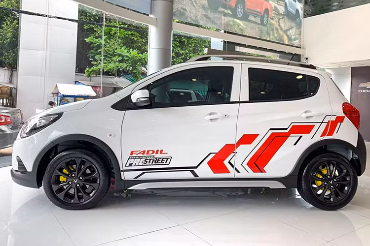 Cụ thể, chiếc xe Vinfast Fadil độ ‘’Need for Speed: ProStreet’’ được nâng cấp nhẹ nhàng ở ngoại thất, những thay đổi bao gồm: ‘’Dàn chân’’ với bộ mâm nguyên bản 15 inch (185/55R15) được sơn màu xám đen nam tính, chưa hết kẹp phanh đĩa trước (heo phanh) và cùm phanh tang trông ở phía sau được sơn màu vàng dạ quang nổi bật đằng sau bộ mâm đen.