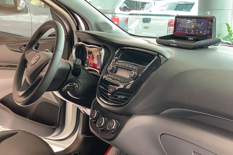 Bên trong được lắp thêm thiết bị dẫn đường. Được biết, tổng combo chi phí nâng cấp và phụ kiện cho xe rơi vào khoảng 28 triệu đồng.