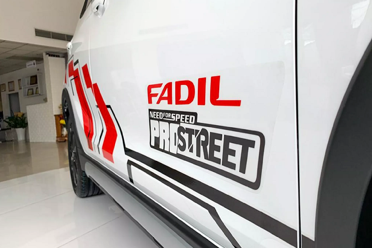 Ở phiên bản tiêu chuẩn, Fadil được trang bị ghế da tổng hợp, trong đó ghế lái chỉnh cơ, ghế sau tựa đầu 3 vị trí và gập 60:40. Vô-lăng trơn không tích hợp nút bấm. Hệ thống giải trí khiêm tốn gồm: AM/FM, MP3, 1 cổng USB, âm thanh 6 loa, kết nối Bluetooth và điều hoà chỉnh tay