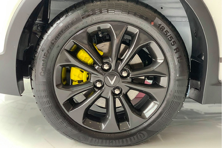 Bên cạnh đó, cụm đèn pha nguyên bản trước được dán khói mờ thể thao, dán sẵn phim cách nhiệt toàn xe, vè che mưa, phủ Ceramic Black Diamond và đặc biệt là tem được đồ hoạ thể thao màu đỏ ‘’Need for Speed ProStreet’’ nổi bật hai bên hông xe.