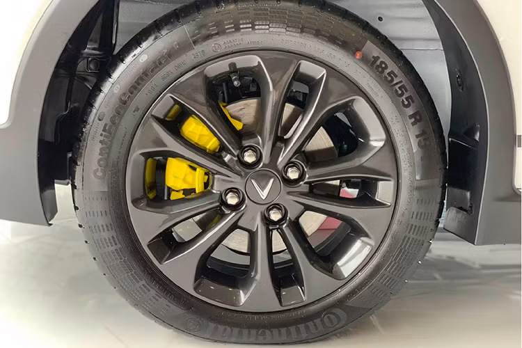 Bên cạnh đó, cụm đèn pha nguyên bản trước được dán khói mờ thể thao, dán sẵn phim cách nhiệt toàn xe, vè che mưa, phủ Ceramic Black Diamond và đặc biệt là tem được đồ hoạ thể thao màu đỏ ‘’Need for Speed ProStreet’’ nổi bật hai bên hông xe.