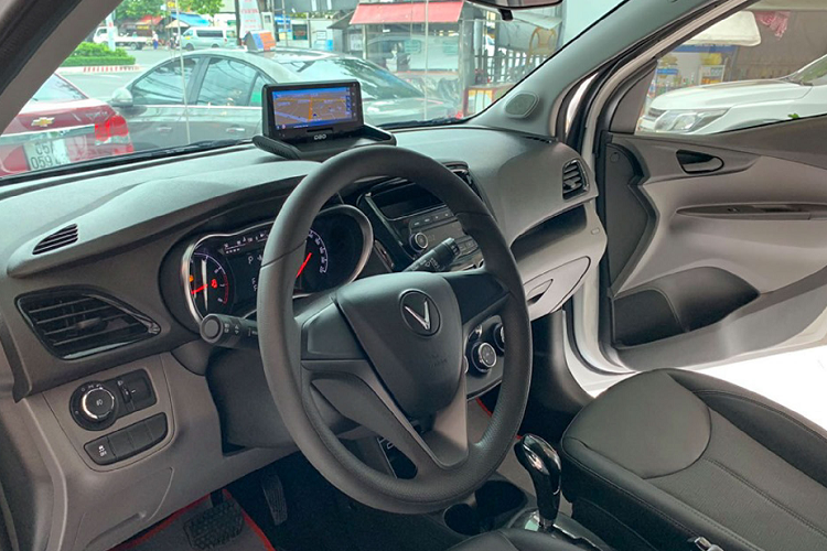 Về nội thất, xe được lắp màn hình LCD tự động gập thông minh – VietMap D20 lên bề mặt Taplo của xe, đây là một công cụ hỗ trợ lái xe thông minh cho phép vừa ghi hình vừa sử dụng tính năng dẫn đường.