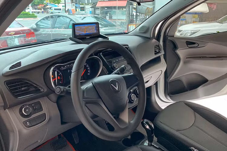 Về nội thất, xe được lắp màn hình LCD tự động gập thông minh – VietMap D20 lên bề mặt Taplo của xe, đây là một công cụ hỗ trợ lái xe thông minh cho phép vừa ghi hình vừa sử dụng tính năng dẫn đường.