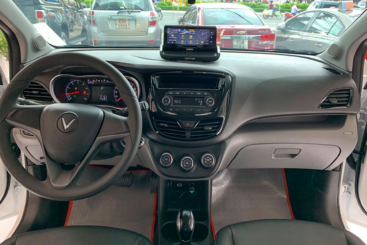 "Dàn chân" VinFast Fadil trông ‘’cứng cáp’’ hơn khi được sơn đen + má phanh màu nổi. Ở nguyên bản, Fadil bản base mâm được màu bạc