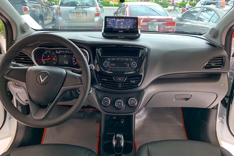 "Dàn chân" VinFast Fadil trông ‘’cứng cáp’’ hơn khi được sơn đen + má phanh màu nổi. Ở nguyên bản, Fadil bản base mâm được màu bạc