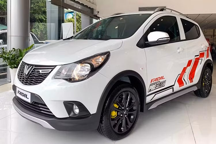 Mới đây, một đại lý xe VinFast – Chevolet tại TP Cần Thơ đã độ chiếc xe ôtô VinFast Fadil bản tiêu chuẩn (base) theo phong cách thể thao trẻ hơn. Được biết xe có giá bán khoảng 419 triệu đồng.