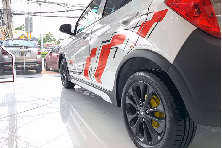 VinFast Fadil bản đua "Need for Speed: ProStreet’’ không có thay đổi về động cơ, VinFast Fadil sử dụng động cơ 4 xy-lanh thẳng hàng dung tích 1.4L hút khí tự nhiên (N/A) cho công suất tối đa 98 mã lực và mô-men xoắn cực đại 128Nm. Sức mạnh được truyền xuống cầu trước (FWD) thông qua hộp số tự động vô cấp (CVT).